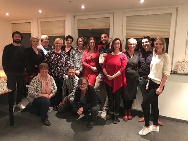 Gruppenbild der Dolmetscher aus unserem Team (hintere Reihe Links: Marcel, Carina, Bibi, Uli, Conny, Susanne, Sabine, Marian, Marion, Helga, Mario, Maren; vordere Reihe links: Verena, Stefan, Monika)