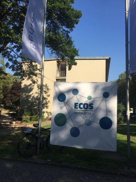 Bild vom Eingang mit ECOS Fahne